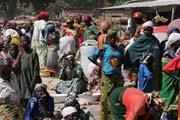 Trh ve vesnici Tourou v pohoří Mandara. Kamerun.