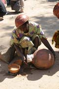 Prodej místního alkohoholu je důležitou součástí trhu. Trh ve vesnici Tourou v pohoří Mandara. Kamerun.