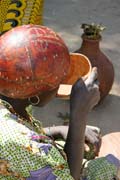 Na trhu je veselo. Jak se blíží jeho konec, čím dál více místních lidí popíjí lokální alkohol. Trh ve vesnici Tourou v pohoří Mandara. Kamerun.