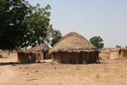Malá vesnice za bránou Národního parku Waza směrem do vesnice Maga. Kamerun.