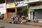 Ulice v hlavním městě Yaounde. Kamerun.