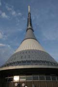 Věž na Ještědu byla postavena v letech 1963-1966. Její architekt Karel Hubáček za ní dostal Perretovu cenu za architekturu. Česká republika.