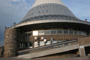Věž na Ještědu byla postavena v letech 1963-1966. Její architekt Karel Hubáček za ní dostal Perretovu cenu za architekturu. Česká republika.