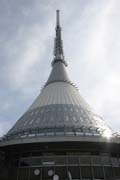 Věž na Ještědu byla postavena v letech 1963-1966. Její architekt Karel Hubáček za ní dostal Perretovu cenu za architekturu. Česká republika.