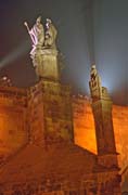 Jednorázově nasvícený Karlův most během tzv. Orange day, Praha. Česká republika.