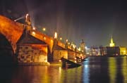 Jednorázově nasvícený Karlův most během tzv. Orange day, Praha. Česká republika.
