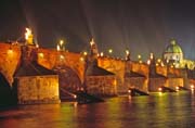 Jednorzov nasvcen Karlv most bhem tzv. Orange day, Praha. esk republika.