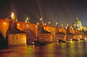 Jednorázově nasvícený Karlův most během tzv. Orange day, Praha. Česká republika.