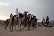 Příprava na tradiční velbloudí závody na tuarežské svatbě. Oblasti pohoří Air. Niger.