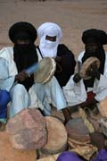Tradiční hudební doprovod na tuarežské svatbě. Oblasti pohoří Air. Niger.