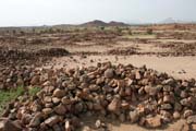 Zbytky bývalých vesnic a paláců v oblasti nazývané Asaude. Poušť Sahara. Niger.