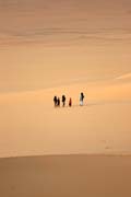 Arrakau - písečnými dunami přichází rodina nomádu. Poušť Sahara. Niger.