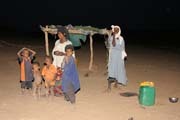 Podve�er v kempu nom�dsk�ch Tuareg�. Pou�� Sahara. Niger.