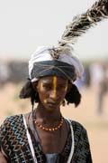 Muž z kočovného etnika Wodaabé (nazýváni též Bororo) před tancem Yaake. Slavnost Cure Salée (Léčba solí) ve městečku In-Gall. Niger.