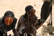 Muži z kočovného etnika Wodaabé (nazýváni též Bororo) se líčí na tanec Yaake. Slavnost Cure Salée (Léčba solí) ve městečku In-Gall. Niger.