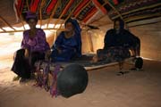 Na tuare�sk� svatb� v dom� novoman�el�. Pou�� Sahara. Niger.