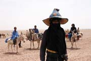 Rodina kočovných tuaregů se přesouvá na nová pastvina. Poušť Sahara. Niger.