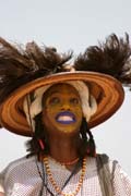 Muž z kočovného etnika Wodaabé během tance Yaake na slavnosti Gerewol. Během tance muži cení zuby a koulí očima. Dělá je to krásnější. Niger.