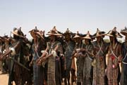 Muži z kočovného etnika Wodaabé (nazýváni též Bororo) tančí svůj tanec krásy nazývaný Yaake na své slavnosti Gerewol. Niger.