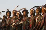 Muži z kočovného etnika Wodaabé (nazýváni též Bororo) tančí svůj tanec krásy nazývaný Yaake na své slavnosti Gerewol. Niger.
