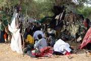 Muži z kočovného etnika Wodaabé (nazýváni též Bororo) se líčí na tanec Yaake. Slavnost Gerewol. Niger.