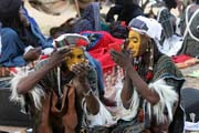 Muži z kočovného etnika Wodaabé (nazýváni též Bororo) se líčí na tanec Yaake. Slavnost Gerewol. Niger.