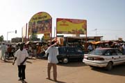Ulice blízko malého trhu (Petit Marché) v hlavním městě Niamey. Niger.
