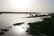 Řeka Niger v hlavním městě Niamey. Niger.