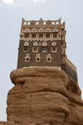 Známý 'kamenný palác' Dar al-Hajar ve Wadi (údolí) Dhahr. Jemen.