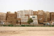 Pohled na město Shibam nazývané Manhattanem pouště. Veškeré zdejší domy jsou hliněné mrakodrapy. Oblast Wadi Hadramawt. Jemen.
