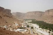 Pohled na vesnici Al-Khurayba na konci Wadi Do'an. Jemen.