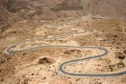 Klesajici silnice z hor okolo Wadi Hadramawt k pob�e�� u m�sta Al-Mukalla. Jemen.