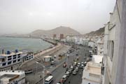 Pohled na hlavn� t��du ve m�st� Al-Mukalla. Jemen.