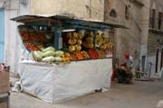 Prodej ovoce ve městě Al-Mukalla. Jemen.