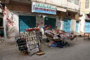 Pouliční prodej ve městě Al-Mukalla. Jemen.