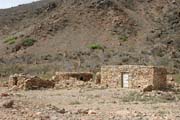 Typick kamenn domeek ve vnitrozem ostrova Socotra (Suqutra). Jemen.
