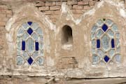 Tradiční okna domů v historickém centru hlavního města Sana. Původní materiál byl alabastr, dnes je nahrazován barevným sklem. Jemen.