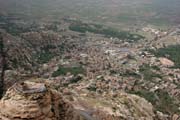 Pohled na vesnici Shibam-Kawkaban z vrcholu hory Jebel Kawkaban. Jemen.
