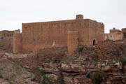 Pohled na horskou pevnost Kawkaban postavenou na hoře Jebel Kawkaban ve výšce 2800 metrů. Jemen.