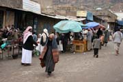 Hlavn ulice a trit ve vesnici Shibam-Kawkaban. Jemen.