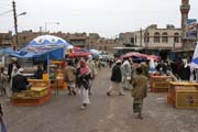 Hlavní ulice a tržiště ve vesnici Shibam-Kawkaban. Jemen.