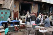 Trh na nmst ve vesnici Shibam-Kawkaban. V pozad je vidt prodejna ktu. Jemen.