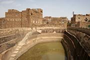 Cisterna, nebo-li zsobrna vody (vetn pitn). V obdob sucha jedin zdroj vody obyvatel. Tato cisterna je k vidn ve vesnici Thilla (Thula). Jemen.
