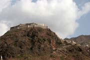 Pevnost Qalat at-Qahira na kopci nad mstem Ta'izz. Jemen.