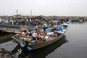 Příprava na plavbu. Rybářský přístav na okraji města Al-Hudayda. Jemen.