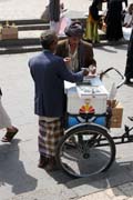 Pouliční prodavač zmrzliny. Město Sana. Jemen.