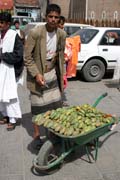 Na ulici jde prodávat cokoli. Město Sana. Jemen.