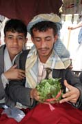 Kát - oblíbená jemenská droga. Trh s kátem ve městě Sana. Jemen.