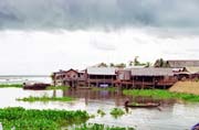 Okraje jezera Tonlé Sap ve městě Kompong Chhnang. Kambodža.