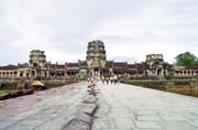 Hlavn� vstup do chr�mu Angkor Wat. Oblast chr�m� Angkor Wat. Kambod�a.